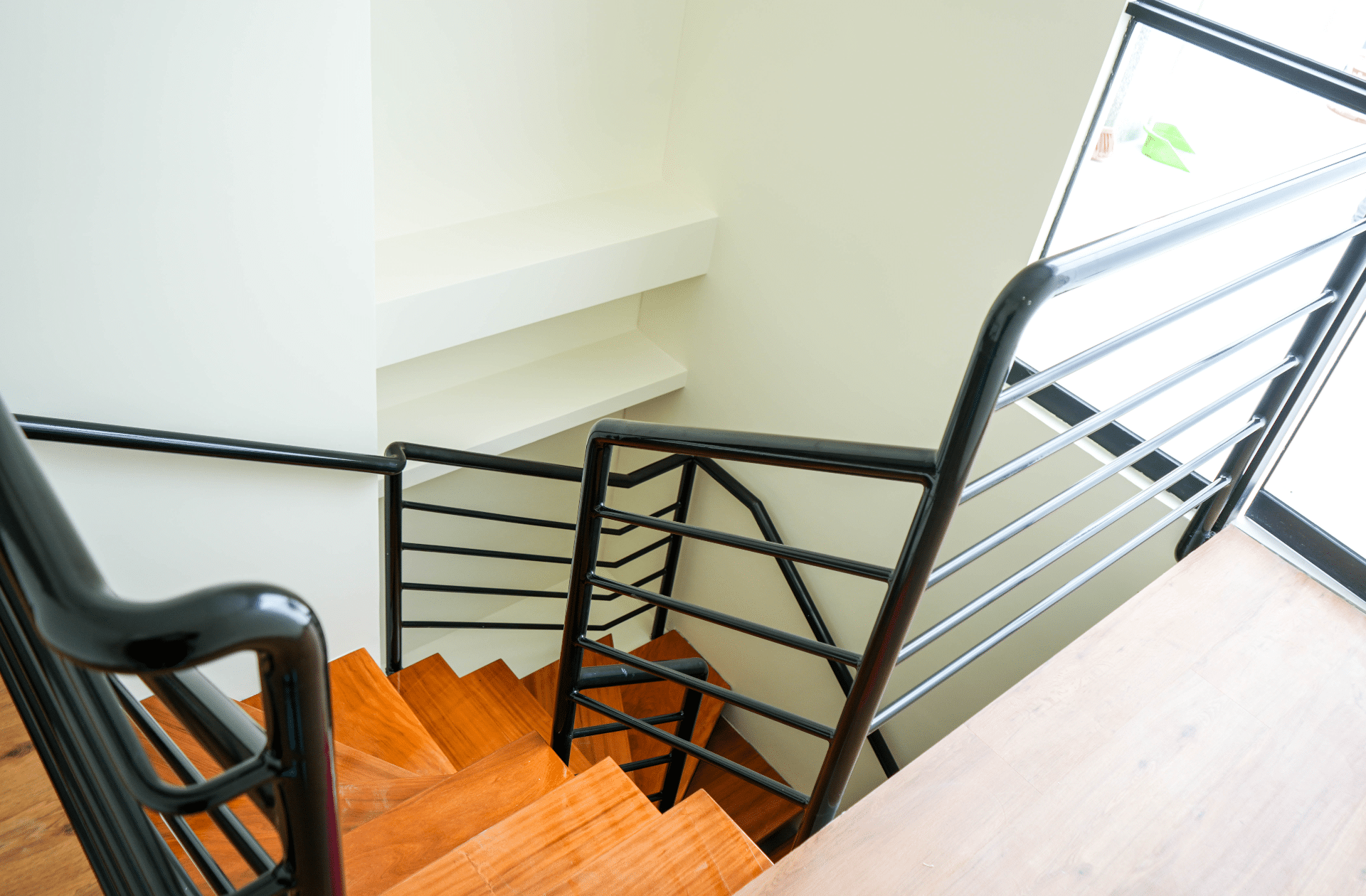 Departamento dúplex unido por una escalera.